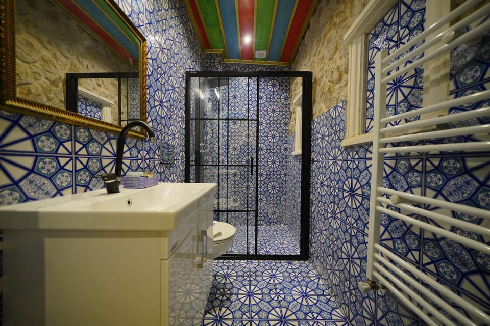 Deluxe Room 2 adults 202 | Bathroom | Shower, free toiletries, hair dryer, slippers