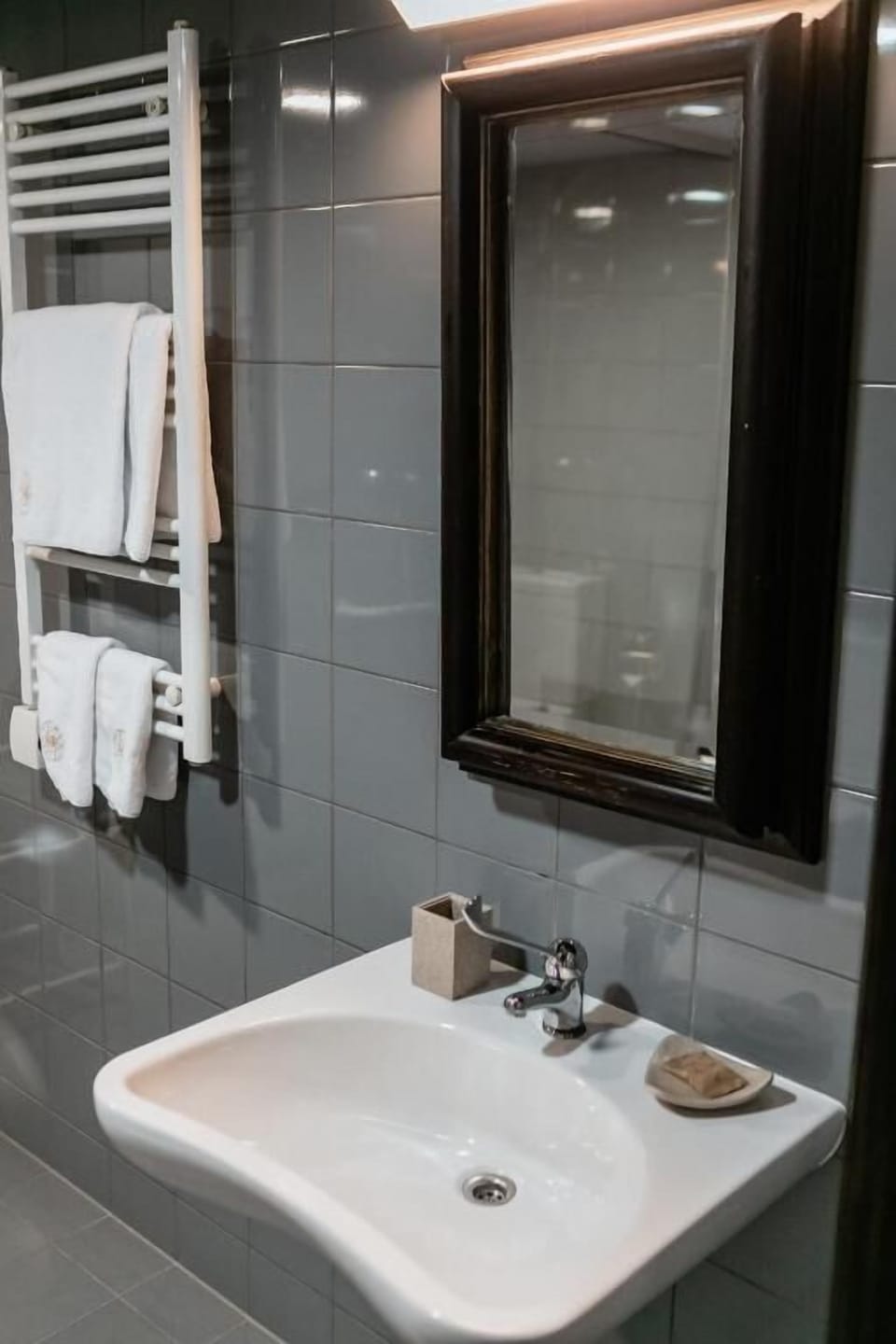 Deluxe Suite, 1 Queen Bed, Non Smoking | Bathroom | Free toiletries, hair dryer, bathrobes, slippers