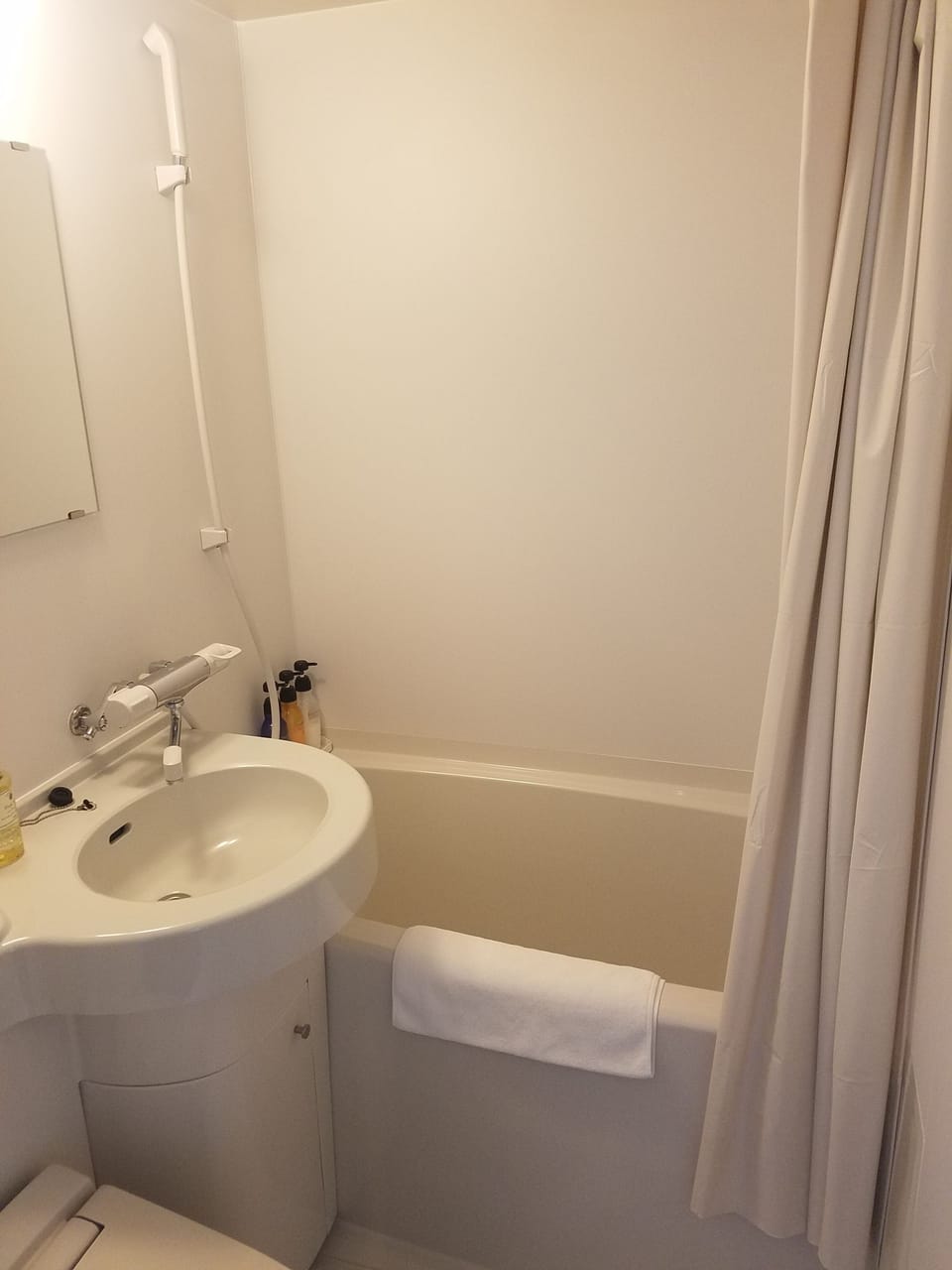 Combined shower/tub, deep soaking tub, free toiletries, hair dryer
