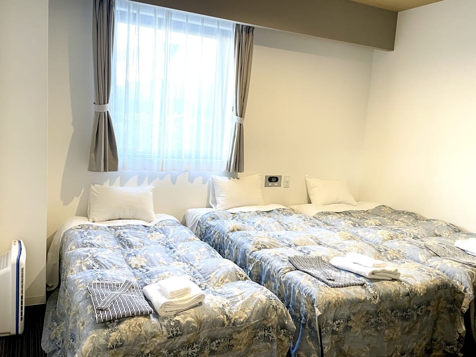 Basic Triple Room, 3 Twin Beds, Non Smoking, Mountain View | Down comforters, in-room safe, desk, free WiFi