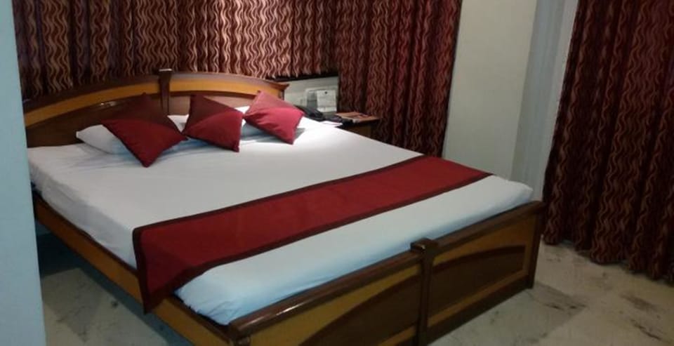 Deluxe Room | 1 bedroom, in-room safe, blackout drapes, rollaway beds