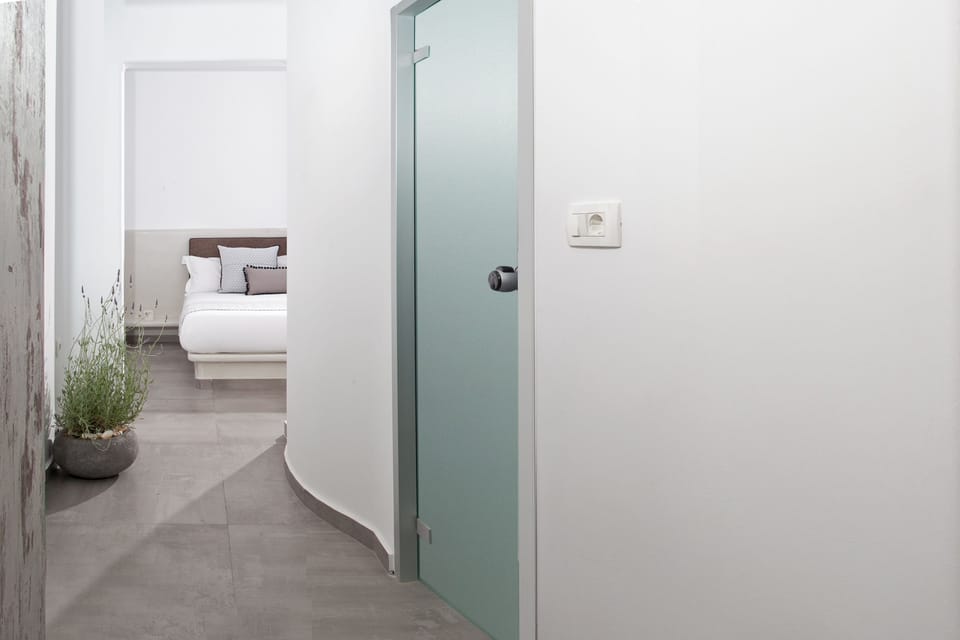 Superior Suite, Hot Tub (External) | Egyptian cotton sheets, premium bedding, pillowtop beds, in-room safe