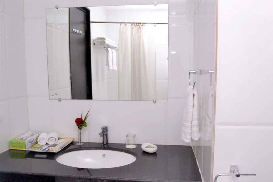Shower, free toiletries, towels