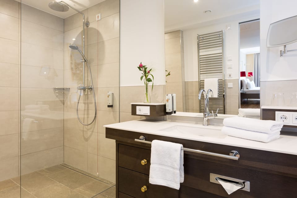 Junior Suite, 1 King Bed, Non Smoking | Bathroom | Free toiletries, hair dryer, towels
