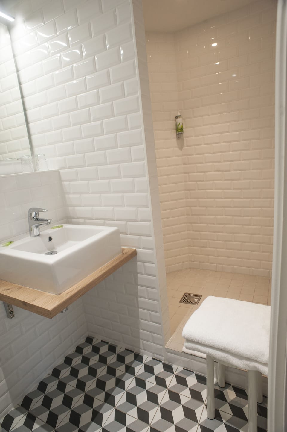 Classic Double or Twin Room | Bathroom | Free toiletries, hair dryer, towels