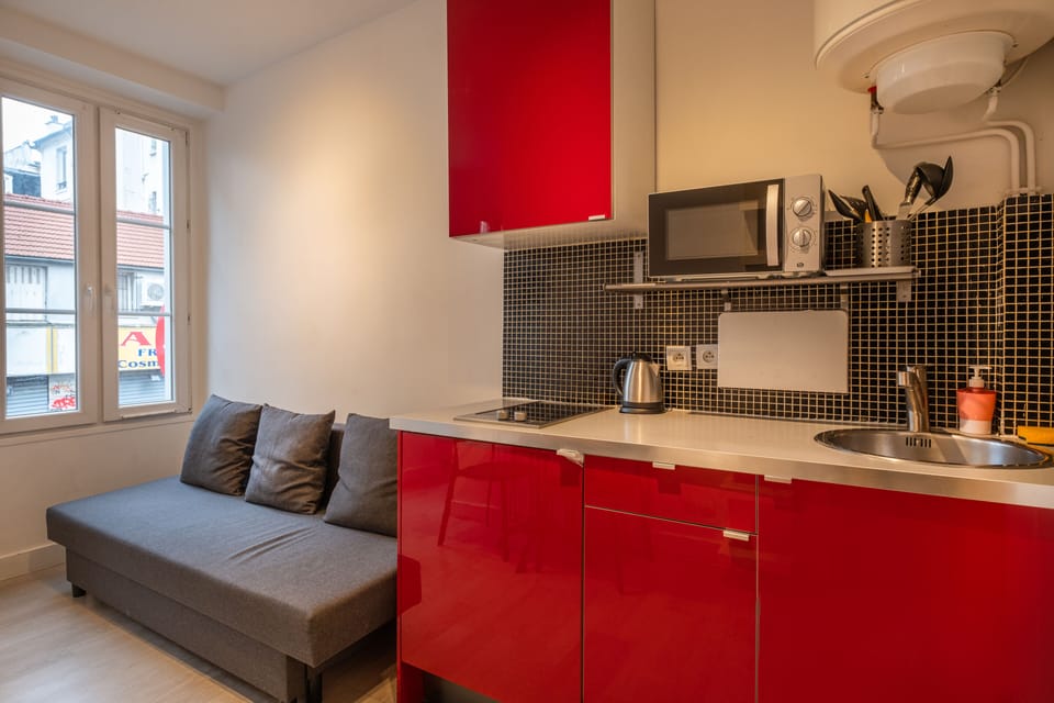 Club Studio, 1 Queen Bed with Sofa bed, Non Smoking | Living area | LED TV