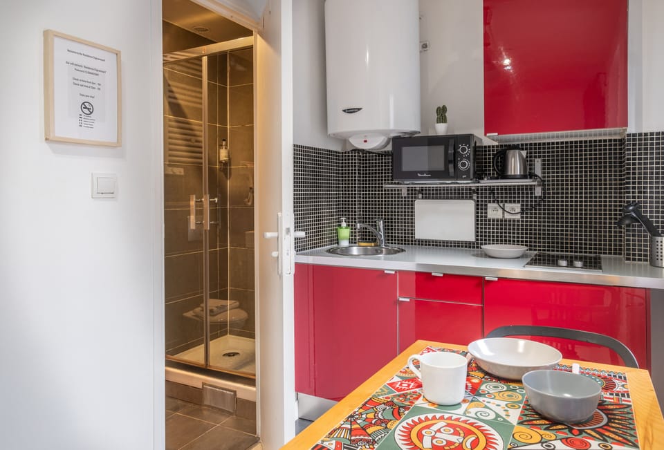 Traditional Studio, 1 Queen Bed with Sofa bed, Non Smoking | Private kitchen | Fridge, microwave, electric kettle, cookware/dishes/utensils