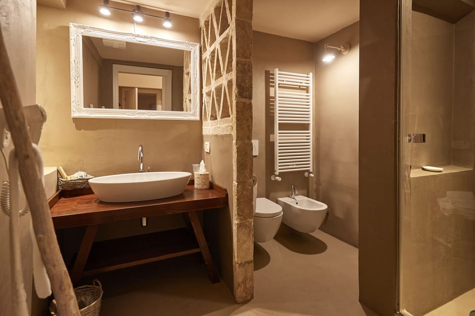 Deluxe Room, 1 King Bed (2 livelli  - Dimore) | Bathroom | Shower, rainfall showerhead, free toiletries, hair dryer