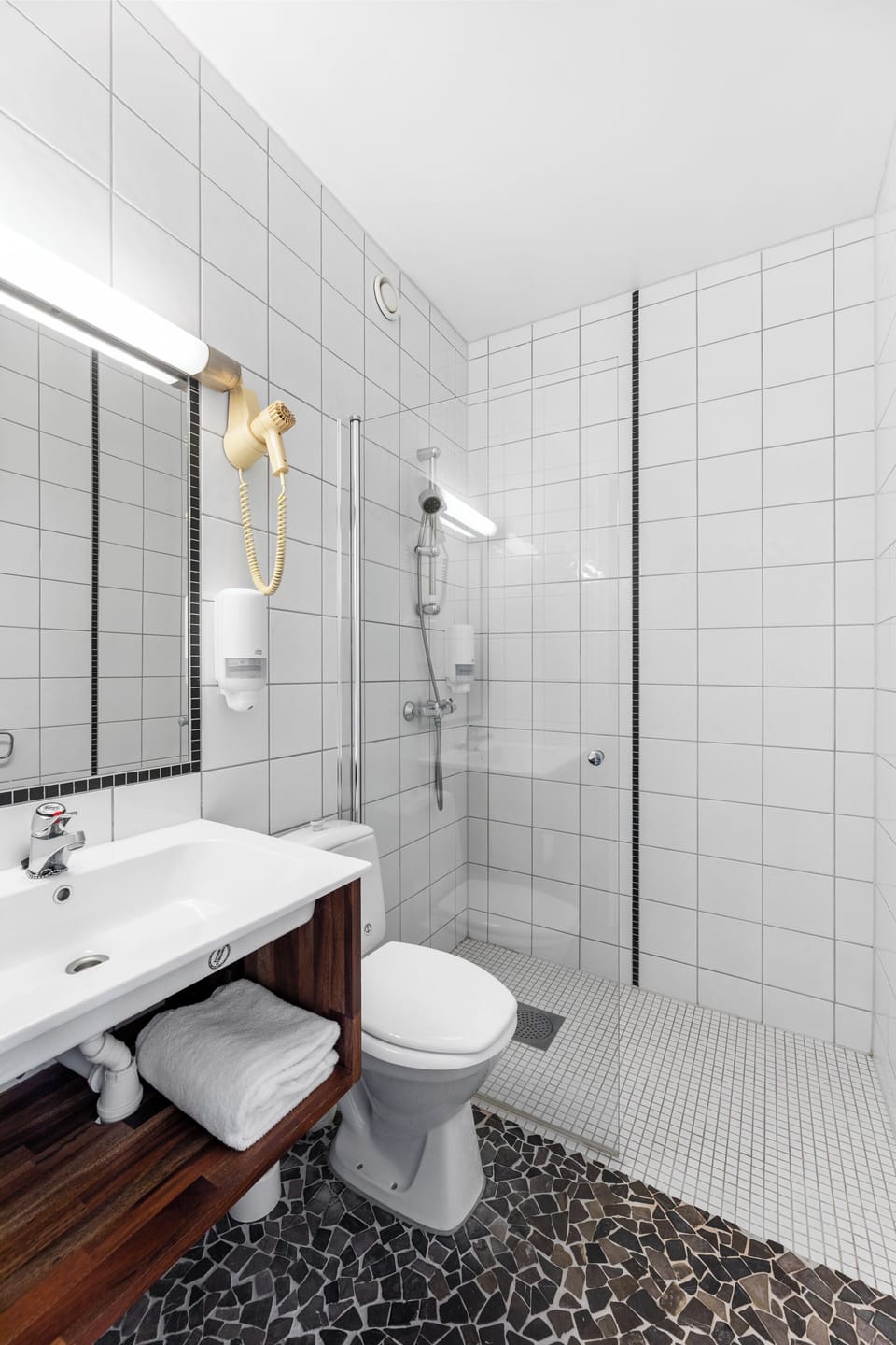 Superior Quadruple Room, Multiple Beds | Bathroom | Free toiletries, hair dryer, towels