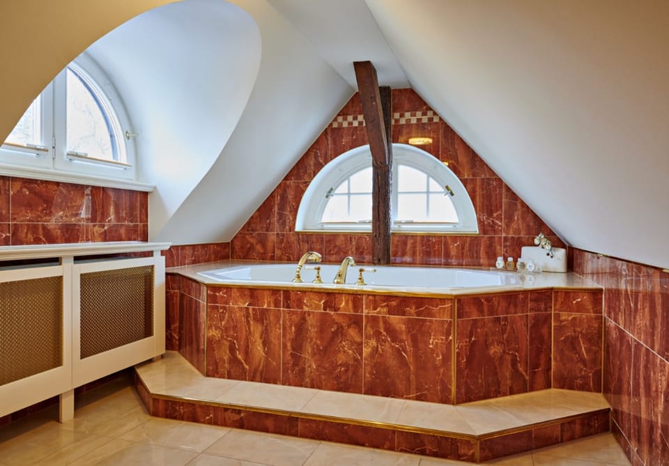 Executive Double Room | Bathroom | Shower, free toiletries, hair dryer, towels