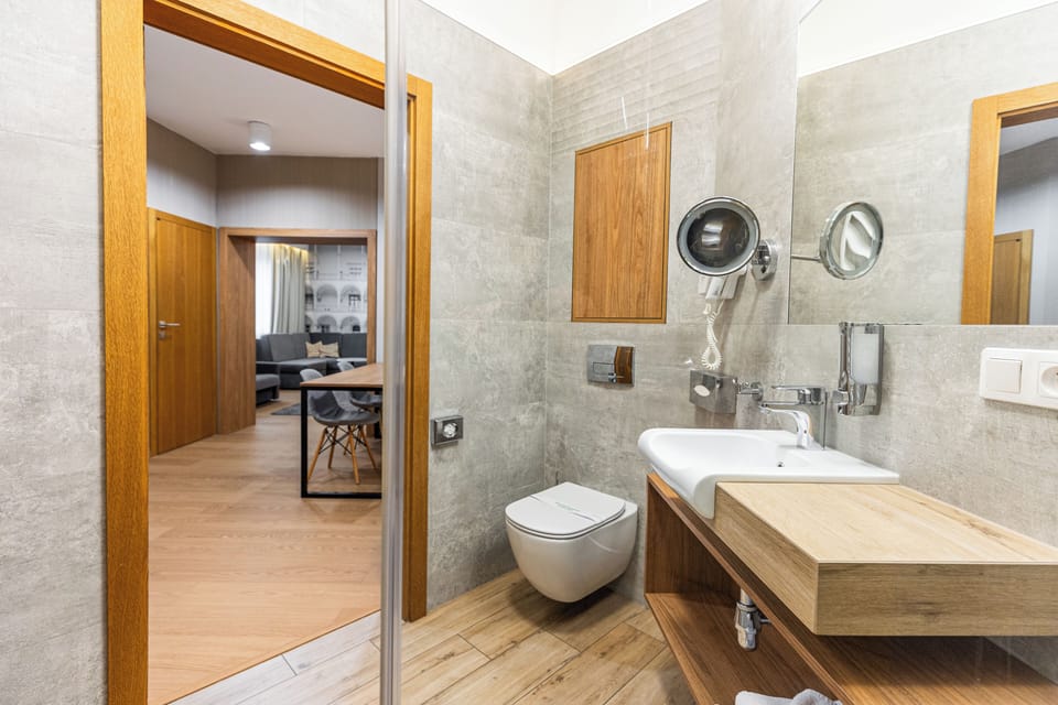 Studio | Premium bedding, in-room safe, soundproofing, iron/ironing board