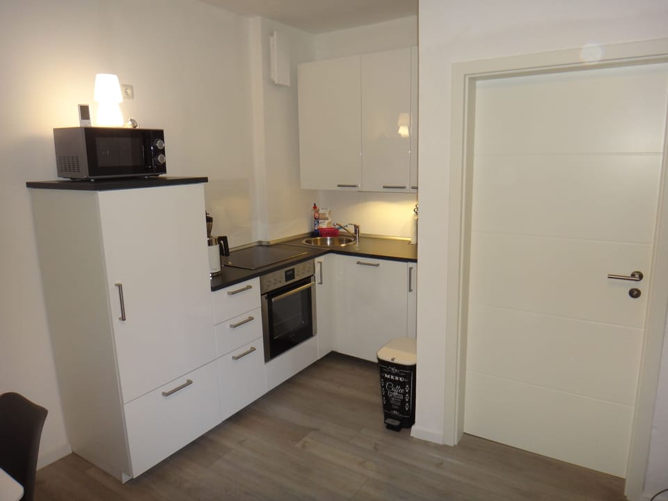 Apartment ("Hannah" (incl Cleaning Fee)) | Private kitchen | Fridge, microwave, oven, stovetop