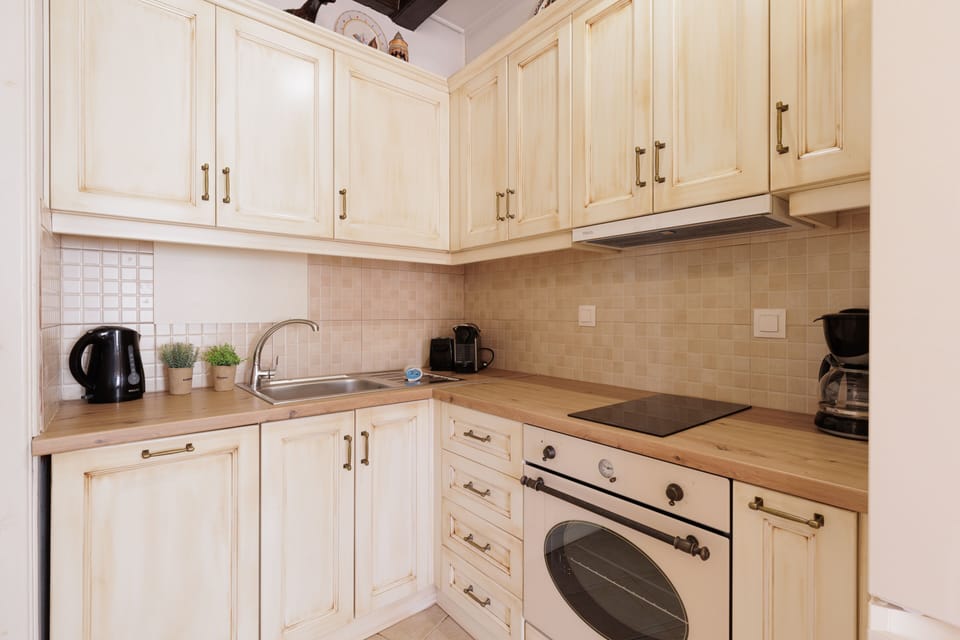 Apartment, 1 Double Bed | Private kitchen | Fridge, oven, stovetop, coffee/tea maker