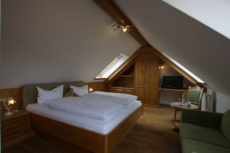 Double Room, 1 Double Bed, Non Smoking | Hypo-allergenic bedding, in-room safe, desk, iron/ironing board