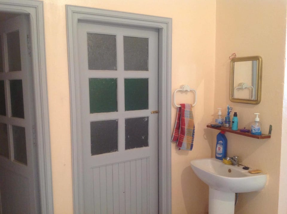 Basic Apartment, 3 Bedrooms, Smoking | Bathroom sink