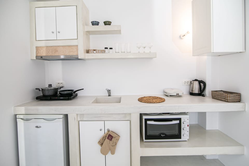 Coffee/tea maker, fridge, stovetop, electric kettle