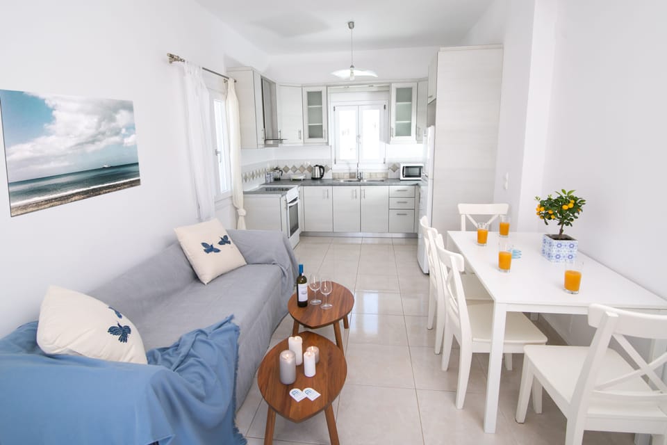 Grand Suite, Hot Tub, Sea View (Ammoudi) | Private kitchenette | Coffee/tea maker, fridge, stovetop, electric kettle