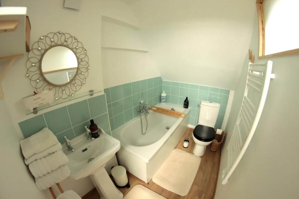 Bathtub, deep soaking tub, free toiletries, hair dryer