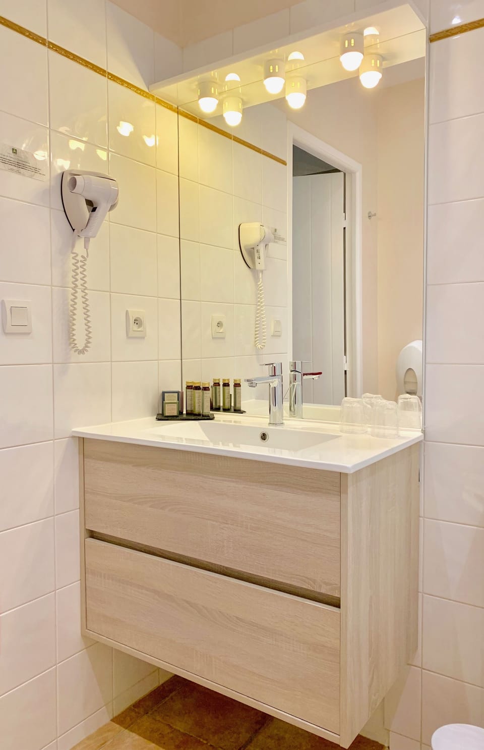 Bathroom sink