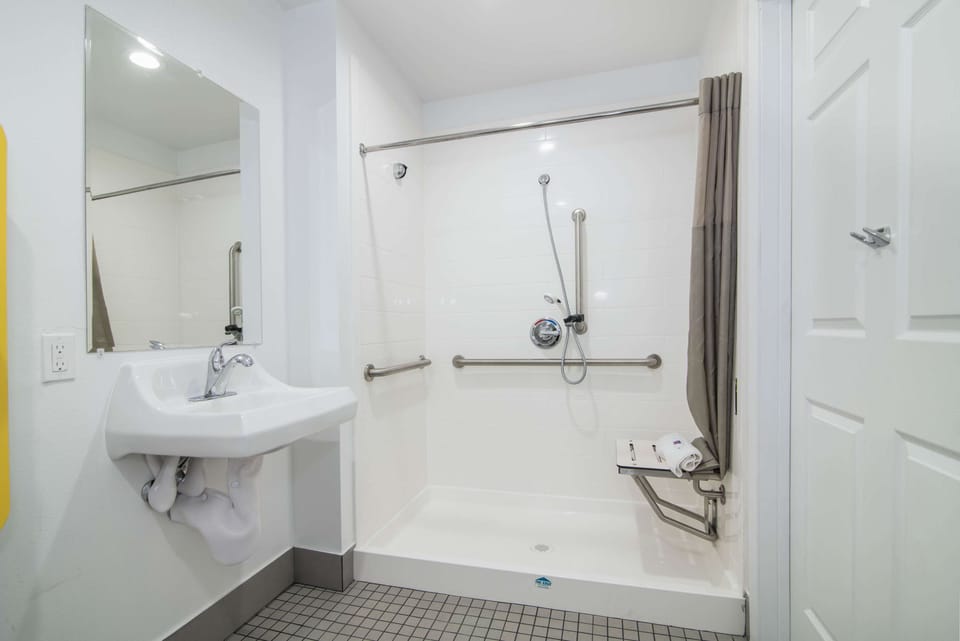 Combined shower/tub, free toiletries, towels, soap