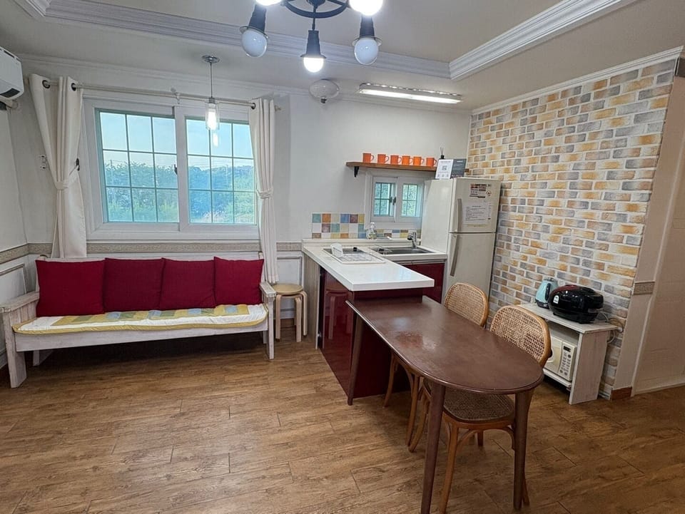 Room, 1 Bedroom | In-room dining