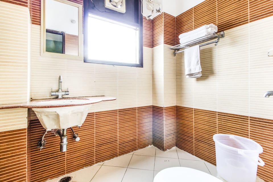 Premium Room, 1 King Bed, Non Smoking | Bathroom | Shower, rainfall showerhead, free toiletries
