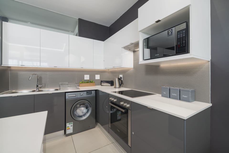 Comfort Apartment, 1 King Bed, Non Smoking | Private kitchen | Fridge, microwave, oven, stovetop