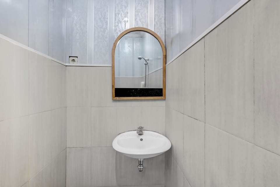 Standard Double Room | Bathroom | Shower, towels