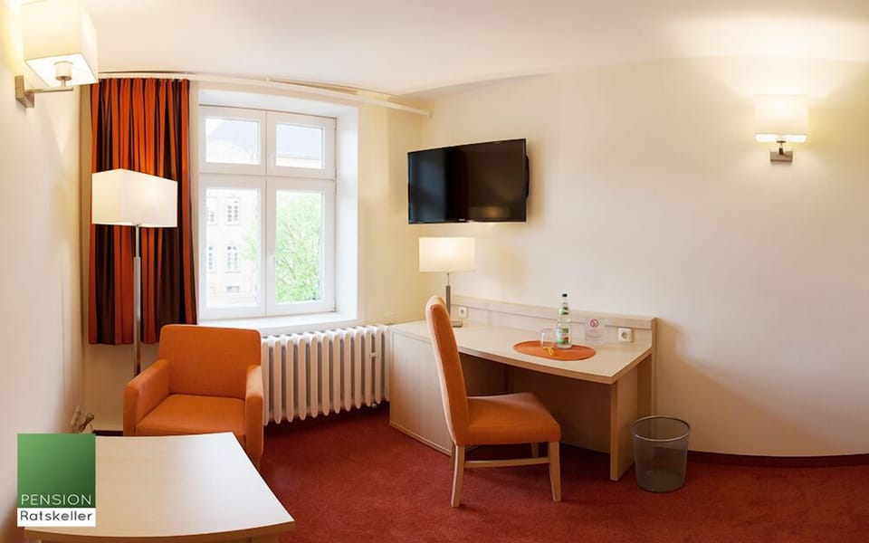 Single Room | Desk, WiFi (free), bed sheets