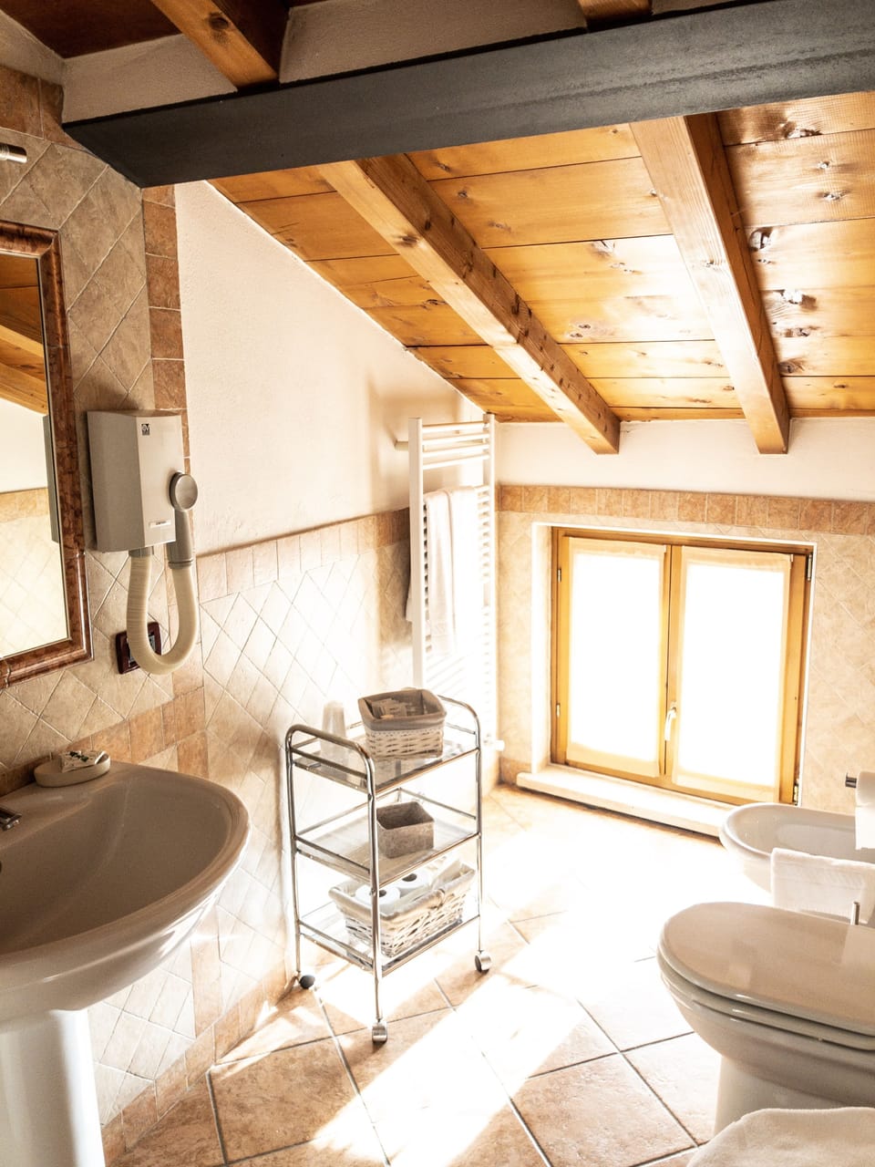 Deluxe Room, River View | Bathroom | Shower, free toiletries, hair dryer, bidet
