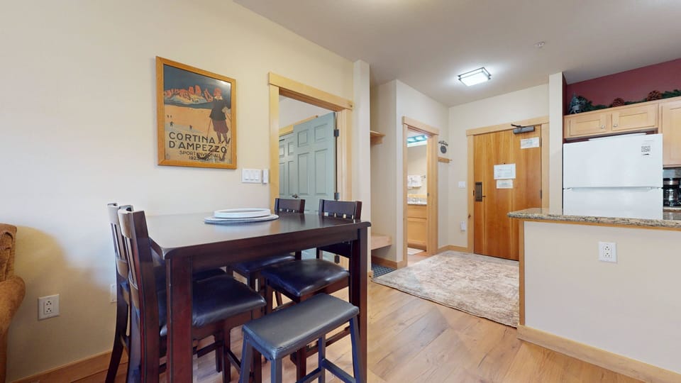 Condo, 2 Bedrooms | Dining