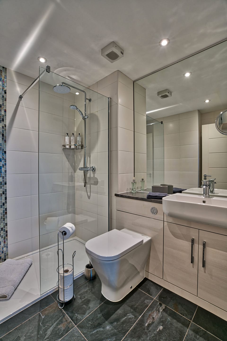 Double or Twin Room, Ensuite | Bathroom | Shower, rainfall showerhead, free toiletries, hair dryer
