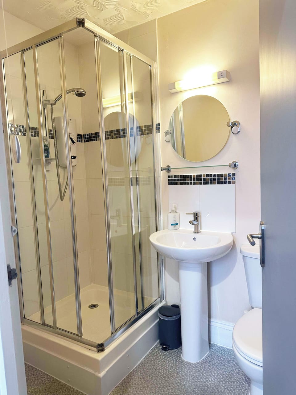 Double Room | Bathroom | Shower, free toiletries, hair dryer, towels