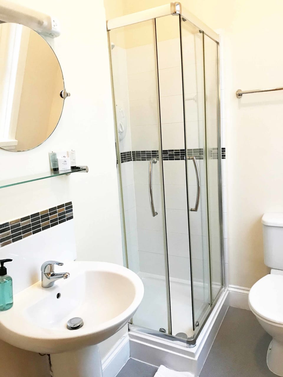 Standard Twin Room | Bathroom | Shower, free toiletries, hair dryer, towels