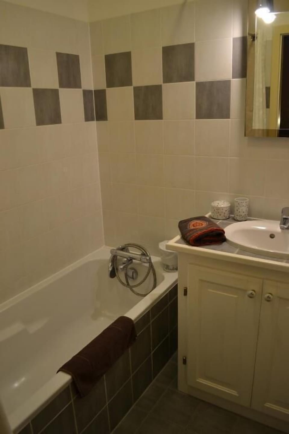 Quadruple Room | Bathroom | Free toiletries, hair dryer, towels, toilet paper