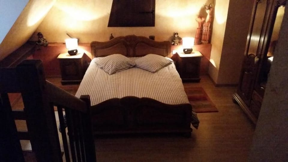 Double Room | Minibar, individually decorated, individually furnished, desk