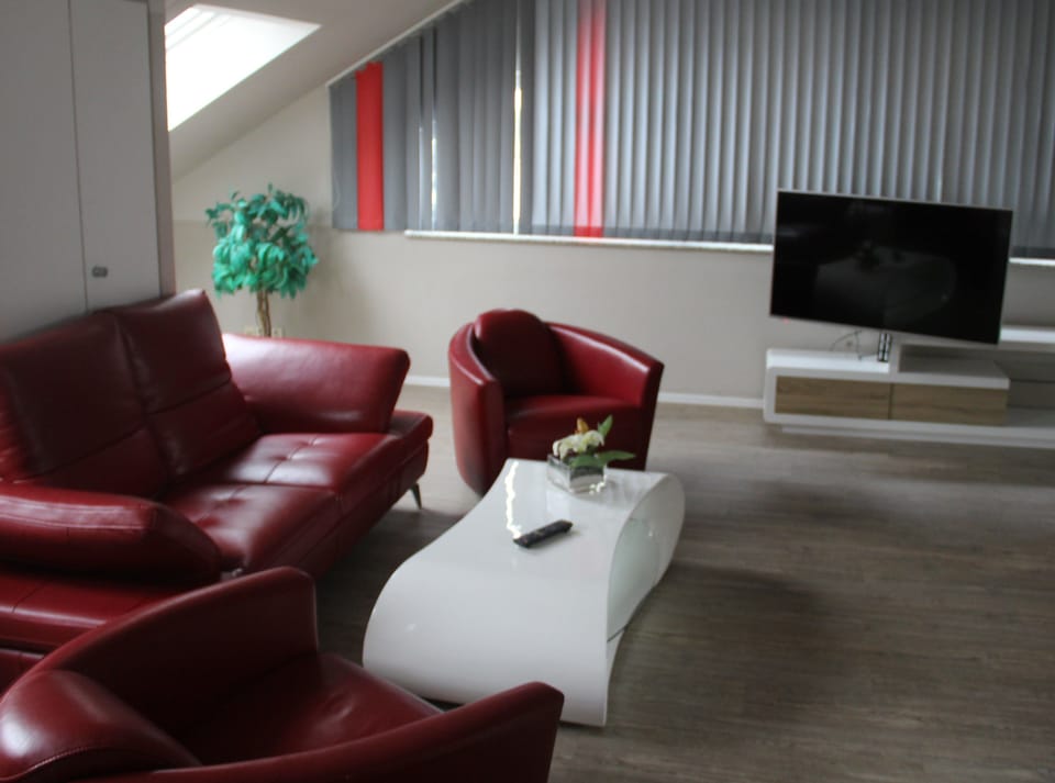 Comfort Studio Suite, Multiple Beds | Minibar, desk, blackout drapes, soundproofing