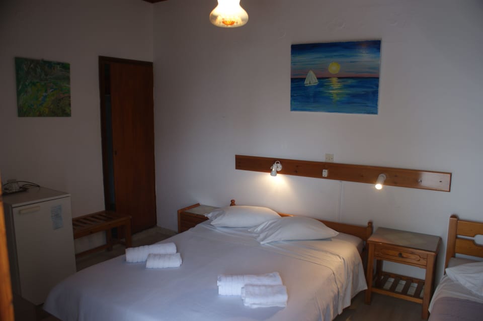 Basic Triple Room | Iron/ironing board, free cribs/infant beds, free WiFi, bed sheets