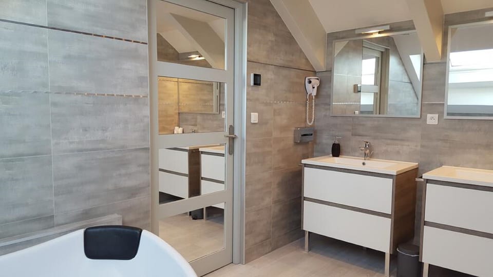 Deluxe Suite (Suite Zen) | Bathroom sink