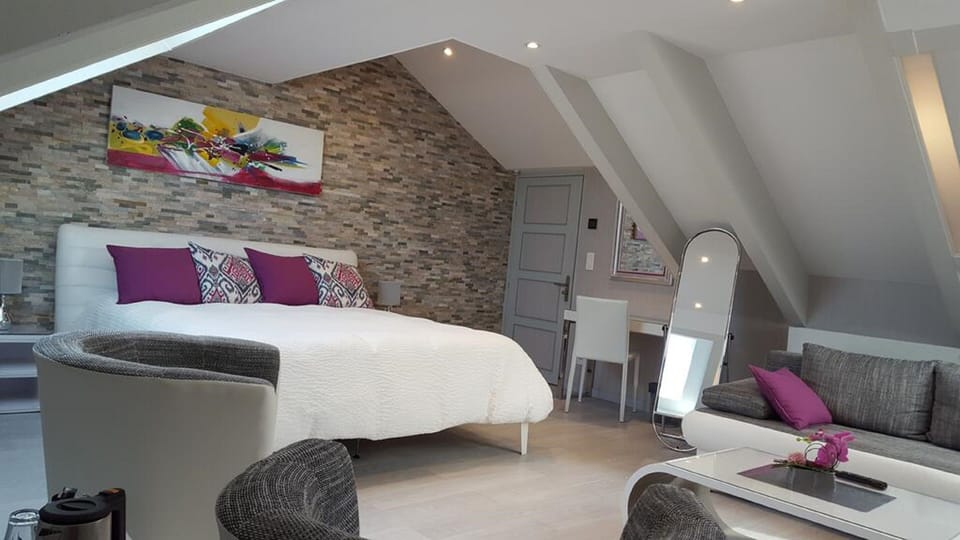 Deluxe Suite (Suite Zen) | Egyptian cotton sheets, premium bedding, Select Comfort beds, minibar