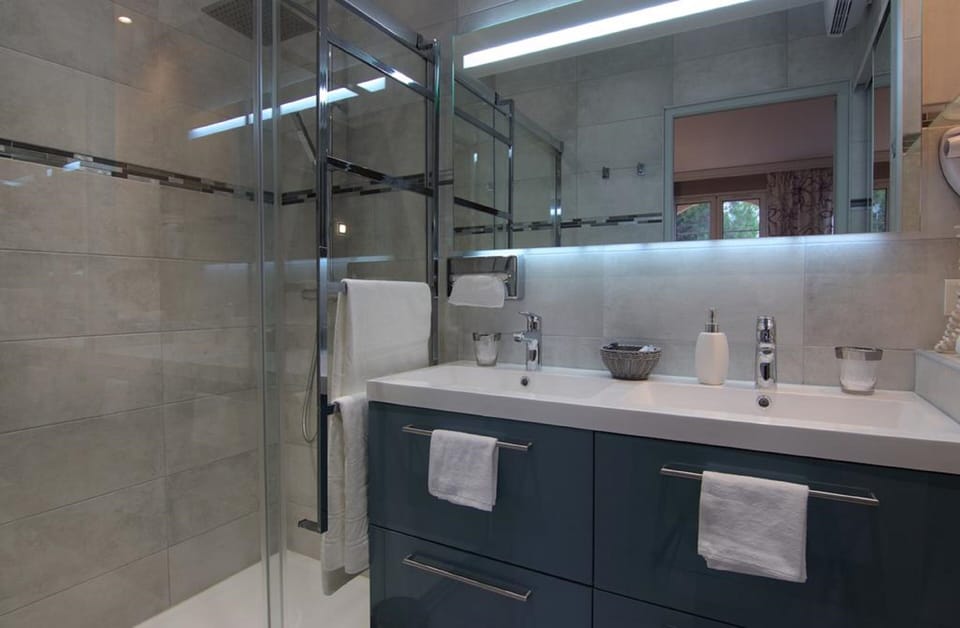Double Room, Pool View (Chambre Design) | Bathroom | Shower, rainfall showerhead, free toiletries, hair dryer