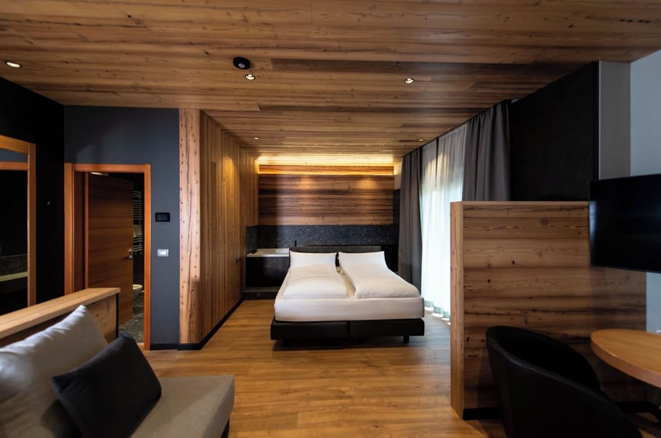 Junior Suite | Minibar, in-room safe, desk, soundproofing