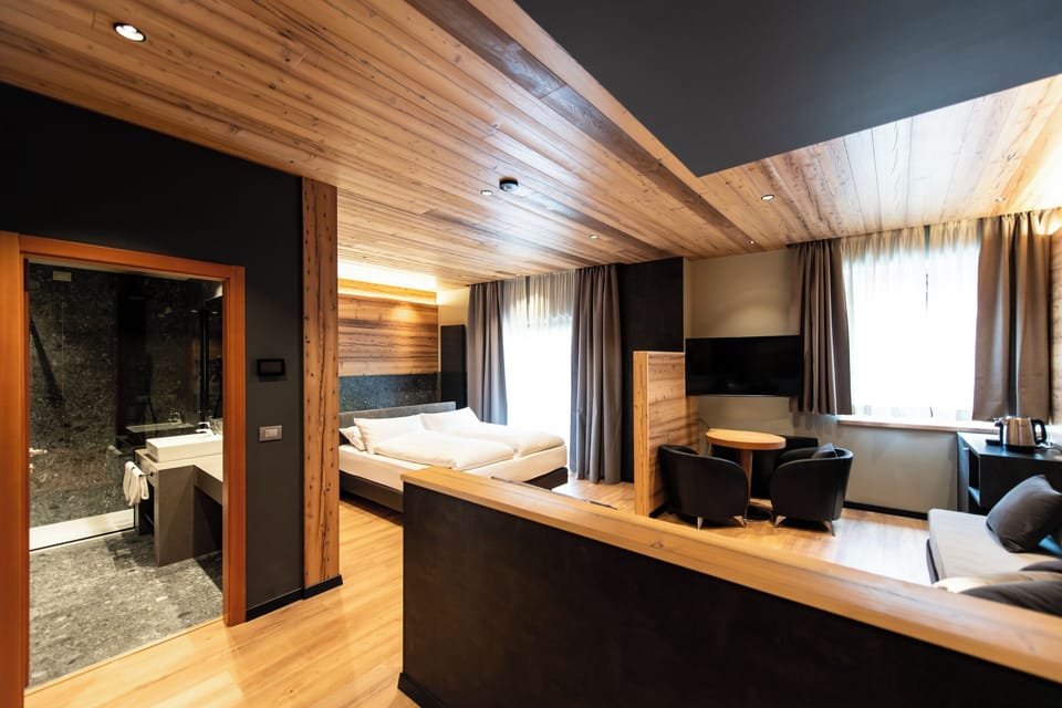 Junior Suite | Minibar, in-room safe, desk, soundproofing