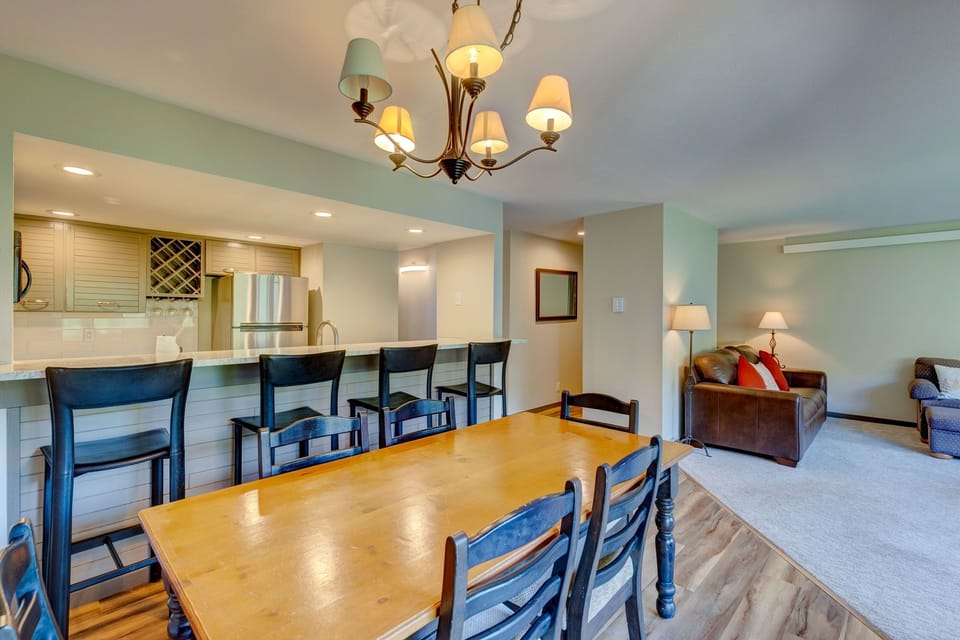 Condo, 2 Bedrooms | Dining