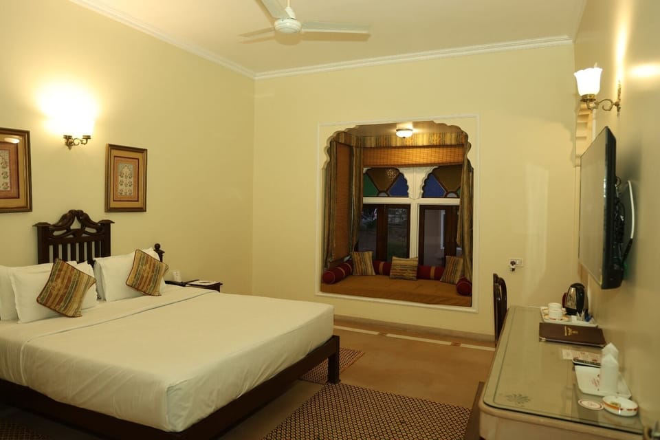 Deluxe Room | Living area | Flat-screen TV