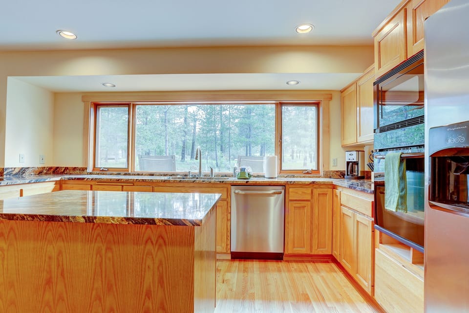 House, 3 Bedrooms | Private kitchen | Fridge, microwave, oven, stovetop