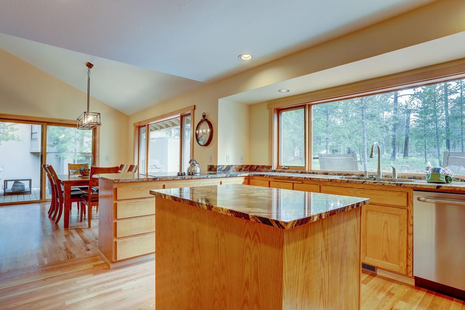 House, 3 Bedrooms | Private kitchen | Fridge, microwave, oven, stovetop