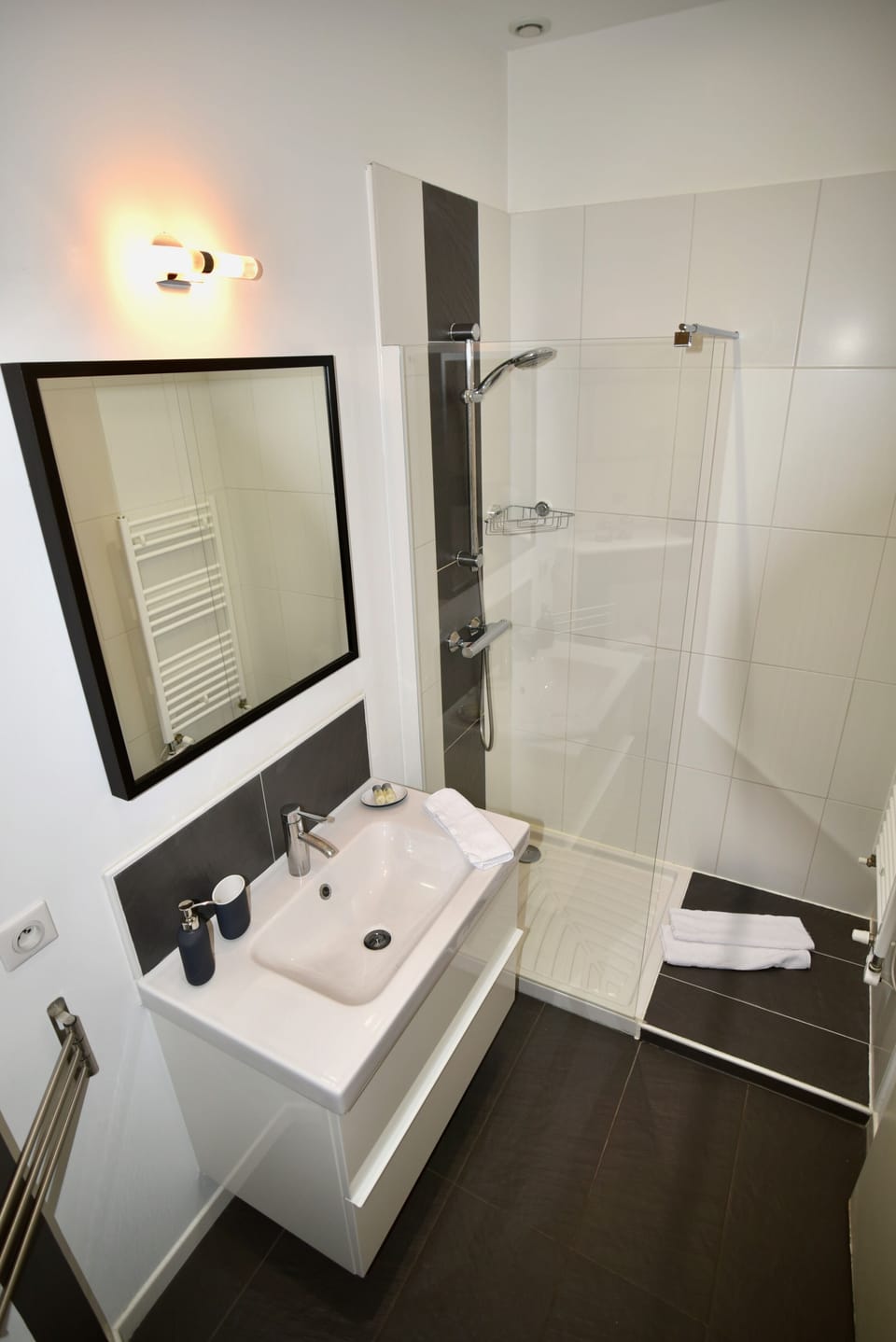 Superior Double Room | Bathroom | Shower, rainfall showerhead, free toiletries, hair dryer