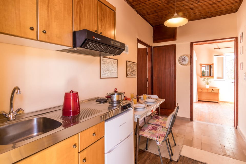 House | Private kitchen | Fridge, stovetop, electric kettle, cookware/dishes/utensils
