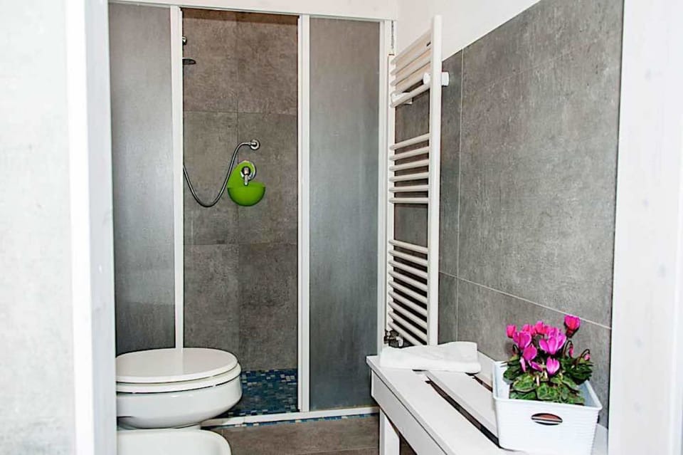 Deluxe Room, Sea View (Patio) | Bathroom | Shower, free toiletries, hair dryer, bidet